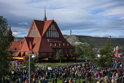 スウェーデンの歴史的教会、トレーラーで5キロ移動