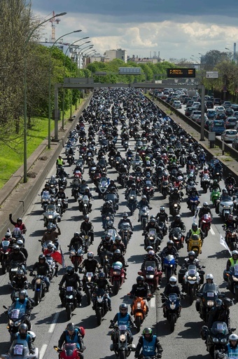 道路を埋め尽くすバイク乗り、中古バイク点検法案に抗議 仏パリ