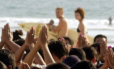 ヒンズー教寺院で「裸で瞑想」 動画拡散の外国人捜索 バリ島