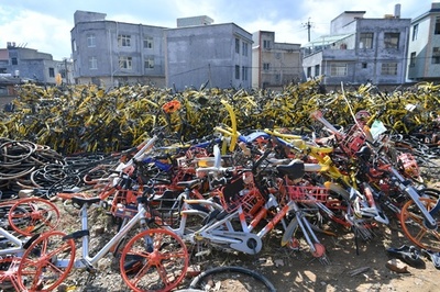 大量の解体済みシェア自転車が放置される 雲南・昆明