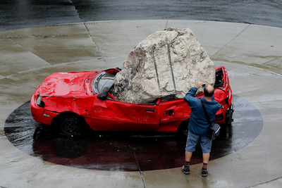 巨大な岩に押しつぶされた車！？ 珍しいオブジェに興味津々