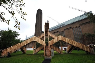 だまし絵のような「無限階段」、ロンドンに出現