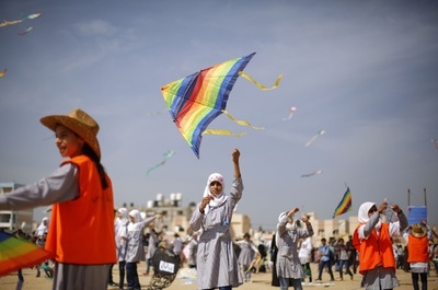 東日本大震災から4年、子どもたちがたこ揚げで追悼 ガザ地区