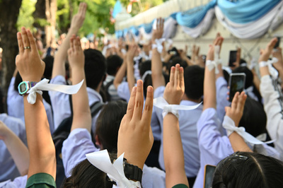 【今日の1枚】連帯の証し、白リボンと3本指 タイ