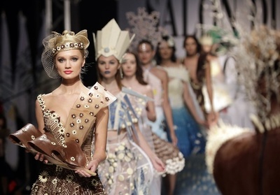 レバノンで「食の祭典」開幕、チョコレートドレスも披露