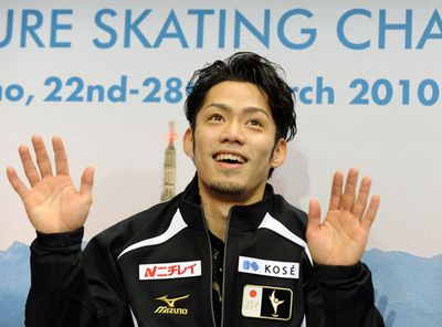 男子SP 高橋が首位 織田はFSに進めず、 10世界フィギュア