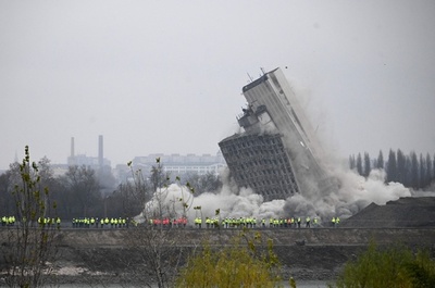 【今日の1枚】2023年へ向け…ビル爆破