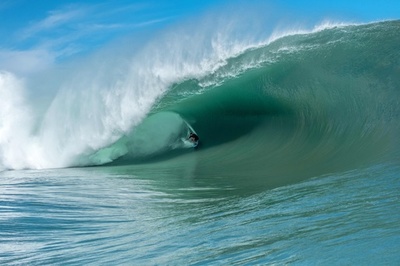 N・フローレンスら、タヒチ・チョーポーの大波に挑む サーフィン
