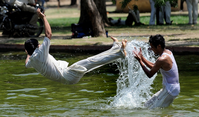 暑さなんてへっちゃらさ、池で水遊び インド
