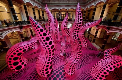 【今日の1枚】草間彌生氏の大規模回顧展、独ベルリン