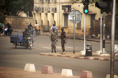 マリでクーデター、反乱軍が大統領府占拠 憲法停止表明