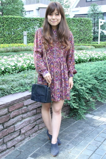 ＜ファッション業界の人々＞カラフルなプリントワンピースがポイント