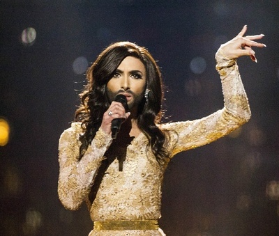 「ひげ面の女装歌手」が話題独占、欧州歌謡祭