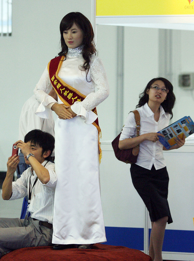 リアルな女性型ロボットに来場客もびっくり、北京の科学技術展