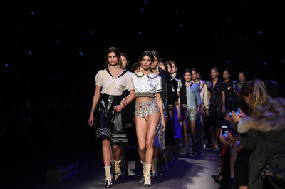 ファッション界に革命、ショーで見た服がすぐ手に入る時代に