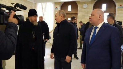 動画:プーチン氏、クリミア半島を電撃訪問 併合9年に合わせ