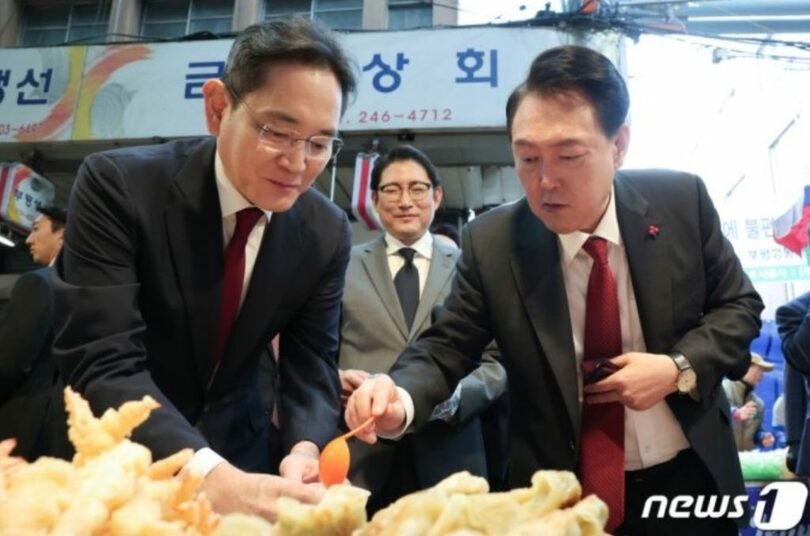 イ・ジェヨン会長と試食するユン大統領（大統領室提供）(c)news1