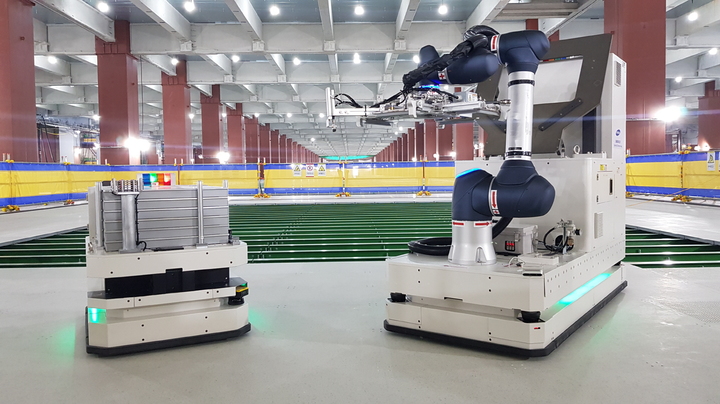 サムスン物産が建設現場で活用している「アクセスフロア」施工ロボット（写真=サムスン物産提供）