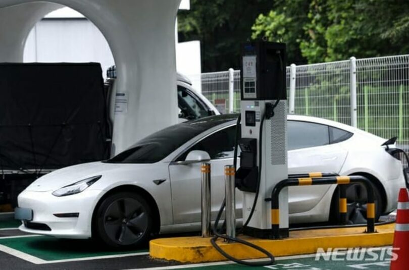 ソウル市内の電気自動車急速充電所で充電される電気自動車＝写真は記事の内容とは関係ありません(c)NEWSIS