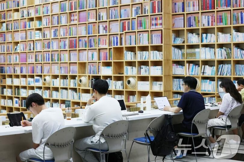 図書館で読書を楽しむ市民＝写真は記事の内容とは関係ありません(c)news1
