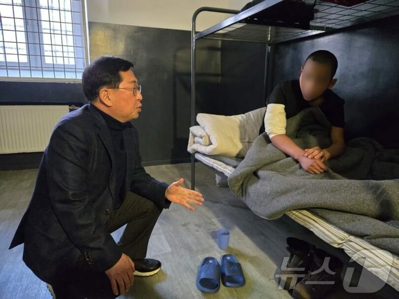 韓国のユ・ヨンウォン議員（国民の力）と面談する北朝鮮軍捕虜＝ユ・ヨンウォン議員室提供(c)news1