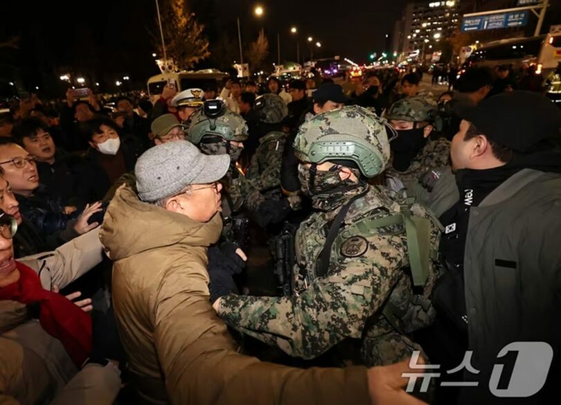 4日未明にソウル・汝矣島の国会前で戒厳軍の進入を阻止しようと集まる市民(c)news1