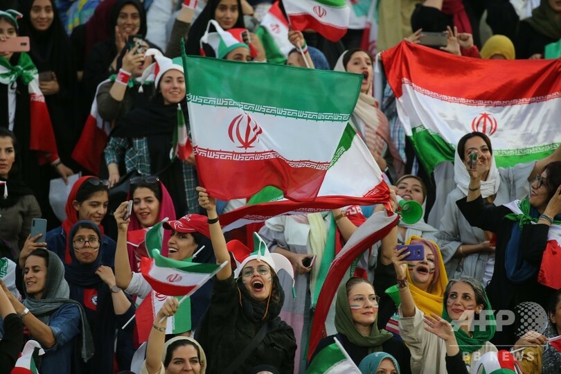 イラン女性が40年ぶりサッカー生観戦、14発の圧勝劇を楽しむ