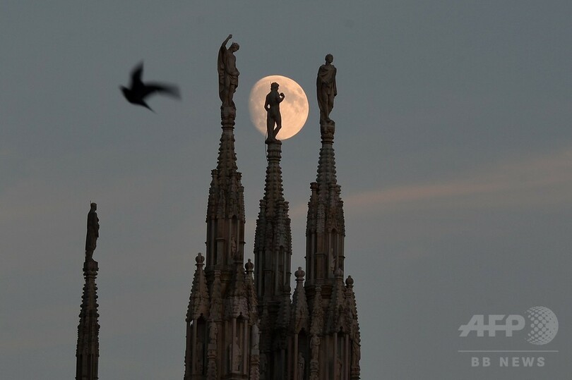 ミラノ大聖堂の背後に浮かぶ月、イタリア