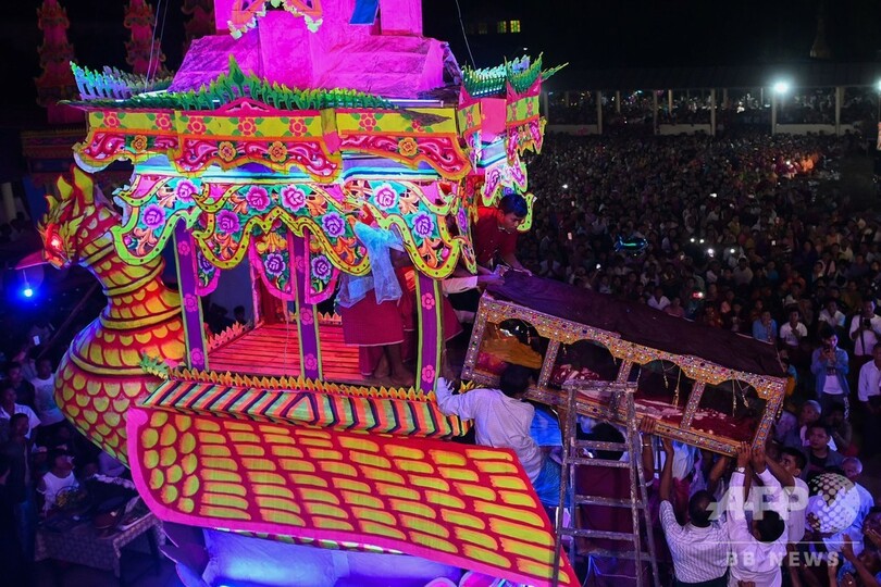 ミャンマーで華やかな追悼式 亡くなった有名僧侶を見送り