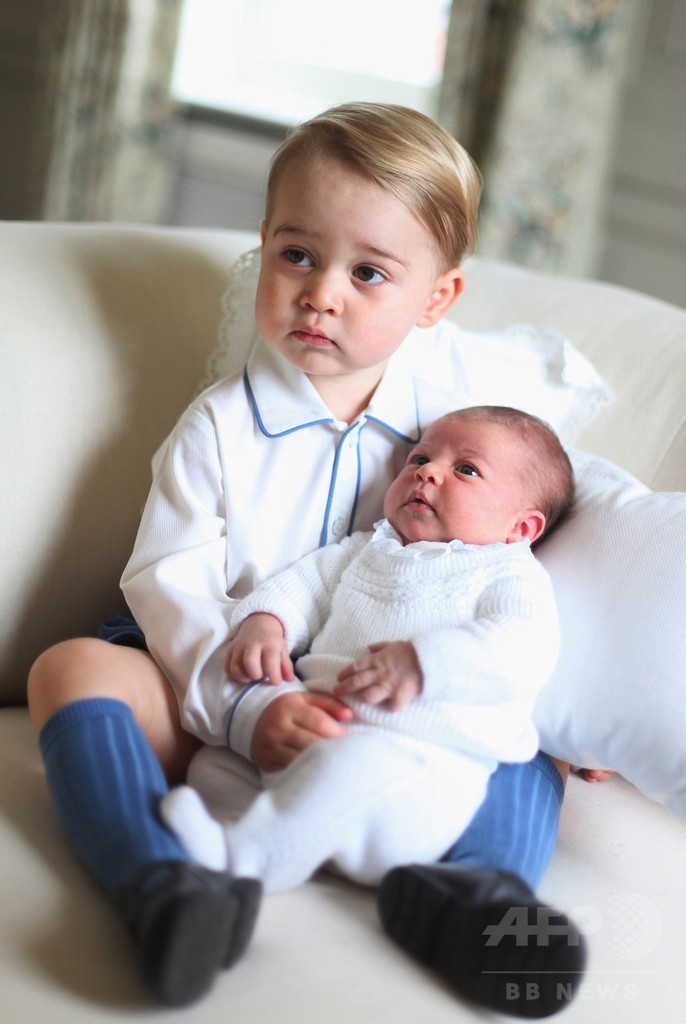 英シャーロット王女に兄王子がキス、キャサリン妃撮影の写真公開