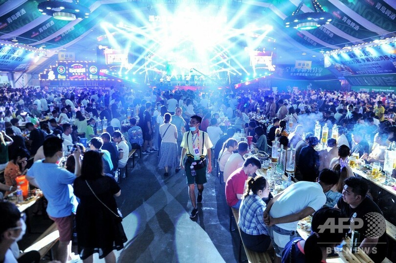 中国・青島で恒例のビール祭り開幕、マスク外し乾杯