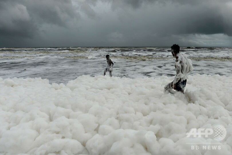 インド有数のビーチに大量の泡広がる、専門家らは汚染物質と指摘