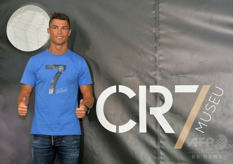 ロナウドがホテル「CR7」内の記念館を訪問、ろう人形と一緒にポーズも