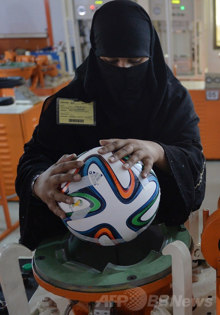 W杯公式球「ブラズーカ」を作るパキスタンの女性作業員たち 写真7枚 国際ニュース：AFPBB News