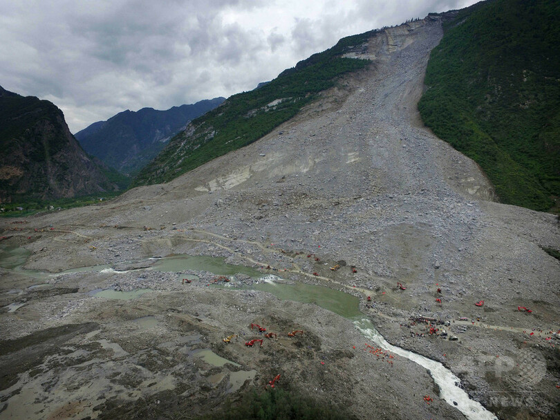 中国土砂崩れ、捜索活動中断 二次災害の恐れ