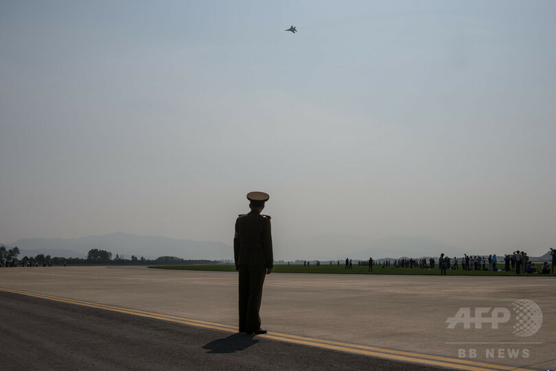 北朝鮮が初の公開航空ショー、米製のヘリコプターも登場