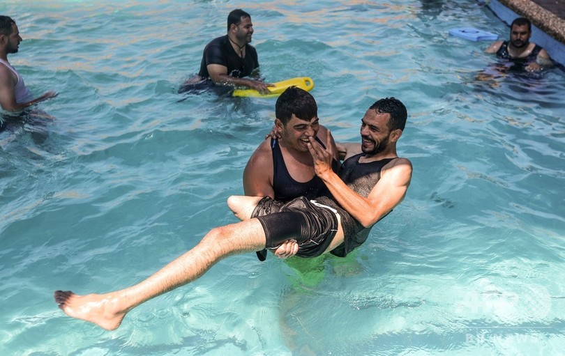 スポーツで笑顔に 義足外して泳ぎに挑戦 ガザ 写真16枚 国際ニュース Afpbb News
