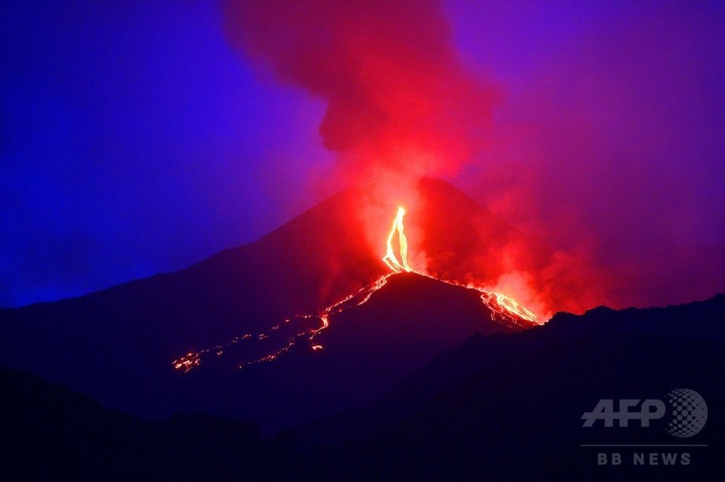 エトナ山が活発化 流れ出る溶岩 伊シチリア島 写真8枚 国際ニュース Afpbb News