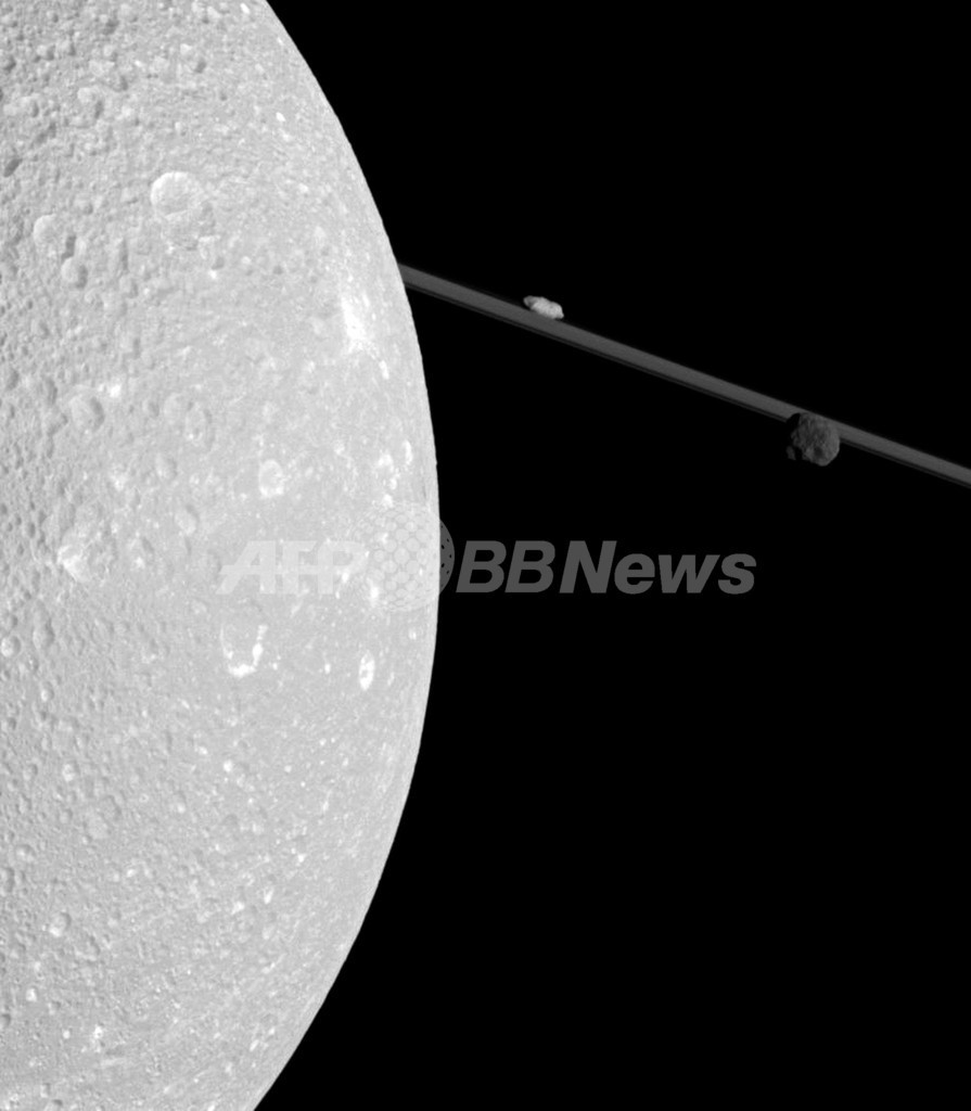 土星の衛星ディオネと小粒の衛星たち、NASA 写真1枚 国際ニュース：AFPBB News