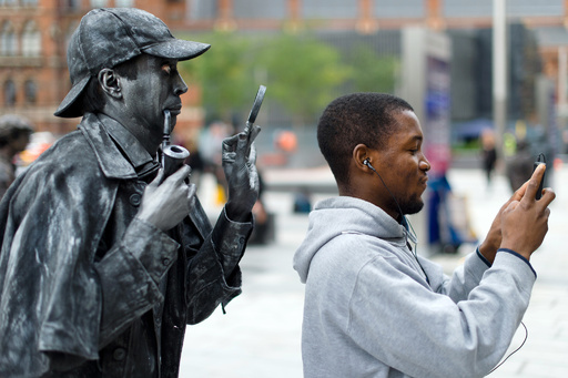 シャーロック・ホームズの「生ける銅像」が出現！英ロンドン 写真14枚