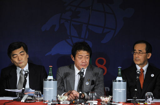 G7閉幕後記者会見する中川昭一財務相 写真7枚 国際ニュース：AFPBB News