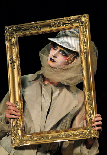 11年春夏パリコレクション＞ジョン・ガリアーノ、新作を発表 写真28枚