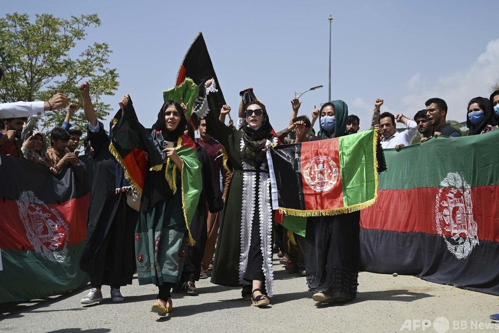 アフガン市民、国旗掲げタリバンに抗議 著名軍人の息子が闘争宣言