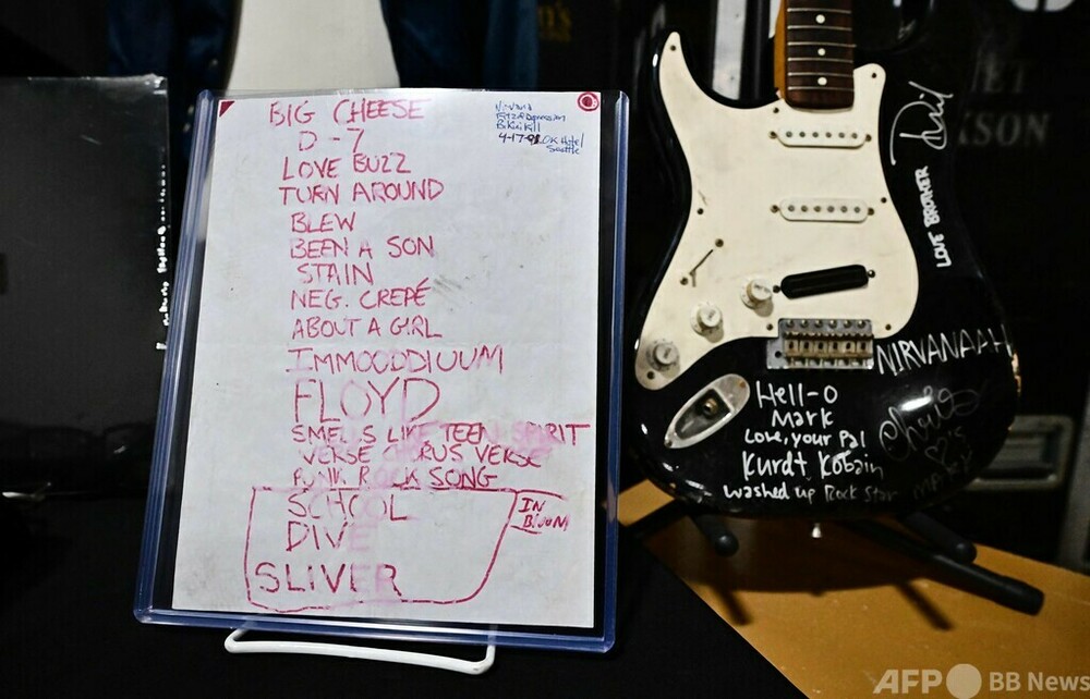 カート・コバーンが破壊したギター、競売へ 米 写真10枚 国際ニュース