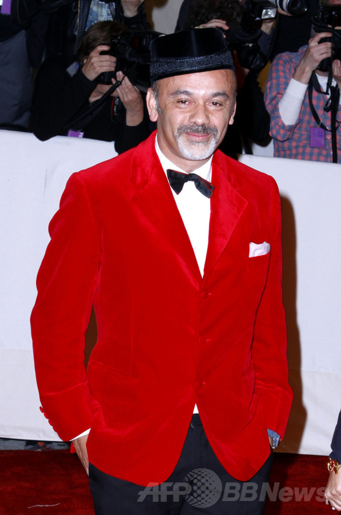 クリスチャン・ルブタン、赤のネイルカラー発売へ