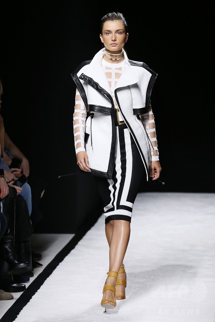 セクシーさを全面に押し出したコレクション、「バルマン」15年春夏