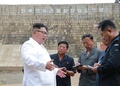 北朝鮮の咸鏡北道で、建設中の漁郎川発電所を視察する金正恩（キム・ジョンウン）朝鮮労働党委員長（左、撮影日不明、2018年7月17日配信）。(c)AFP PHOTO / KCNA VIA KNS