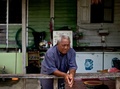 マレーシア・トレンガヌ（Terengganu）州セティウ（Setiu）で、魚の音を聞いて漁をする伝統漁法を続ける「フィッシュ・リスナー」のハルン・ムハマド（Harun Muhammad）さん（2014年6月8日撮影）。(c)AFP/MANAN VATSYAYANA