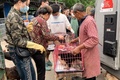中国南西部成都で、保護された動物が入ったケージを運ぶボランティア。成都愛の家動物救助センター提供（2021年5月5日撮影、7日提供）。(c)AFP PHOTO / Chengdu Aizhijia Animal Rescue Centre