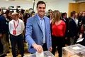 スペインで実施された総選挙で投票する与党・社会労働党党首のペドロ・サンチェス首相（2019年4月28日撮影）。(c)JAVIER SORIANO / AFP